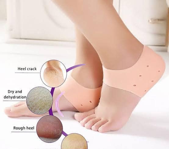 2 Silicon Heel Pads and 2 Socks Imported Washable and Reusable for Revitalizing and Moisturizing Cracked Feet